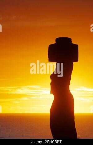 Moai bei Sonnenuntergang, Ahu Tahai, Hanga Roa, Pasqua IIsland, Chile Stockfoto