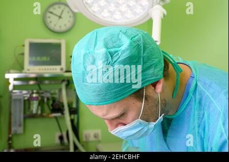 Porträt eines männlichen Chirurgen in einem Operationssaal im Krankenhaus. Hochwertige Fotos Stockfoto