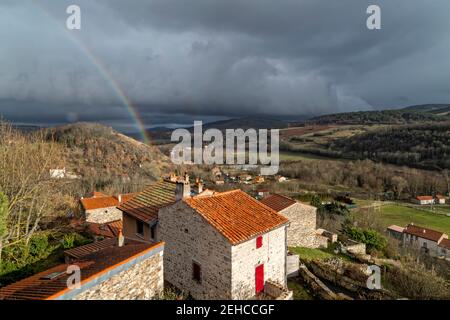 Montaigut-le-Blanc, Frankreich. Februar 2021, 10th. Regenbogen über der Stadt Montaigut-le-Blanc im Departement Puy-de-Dôme, in der Auvergne-Rhône-Alpes. Stockfoto