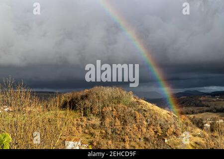 Montaigut-le-Blanc, Frankreich. Februar 2021, 10th. Regenbogen über der Stadt Montaigut-le-Blanc im Departement Puy-de-Dôme, in der Auvergne-Rhône-Alpes. Stockfoto