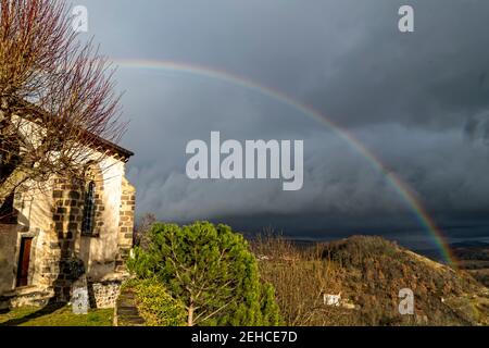 Montaigut-le-Blanc, Frankreich. Februar 2021, 10th. Regenbogen über der Stadt Montaigut-le-Blanc im Departement Puy-de-Dôme, in der Auvergne-Rhône-Alpes. Stockfoto