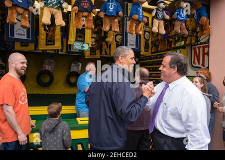 Präsident Barack Obama gratuliert dem Gouverneur von New Jersey, Chris Christie, während er das Arcade-Spiel "Touchdown Fever" entlang der Point Pleasant Promenade in Point Pleasant Beach, N.J., 28. Mai 2013 spielt. Stockfoto