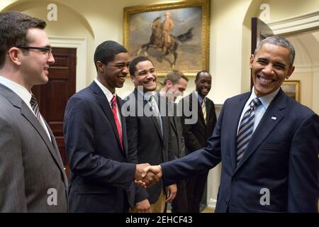 Präsident Barack Obama scherzt mit den Teilnehmern im Roosevelt Room des Weißen Hauses, bevor er eine Erklärung über Studentendarlehen im Rosengarten vom 31. Mai 2013 abgibt. Teilnehmer von links sind: Nathaniel Tisa, Georgetown University; Robert Fisher, University of Tennessee in Chattanooga; Austin Rodriguez, University of Maryland; Brent DeBeaumont, Seattle University School of Law; und Jordan Foster, George Mason University. Stockfoto