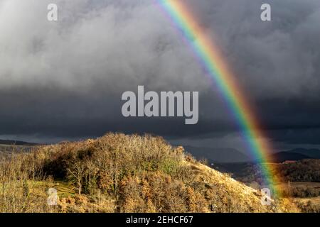 Montaigut-le-Blanc, Frankreich. Februar 2021, 10th. Regenbogen über der Stadt Montaigut-le-Blanc im Departement Puy-de-Dôme, in der Auvergne-Rhône-Alpes. Stockfoto