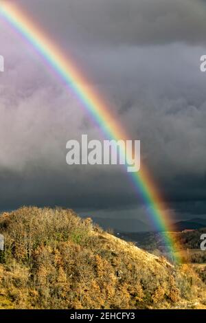 Montaigut-le-Blanc, Frankreich. Februar 2021, 10th. Regenbogen über der Stadt Montaigut-le-Blanc im Departement Puy-de-Dôme, in der Auvergne-Rhône-Alpes. Stockfoto