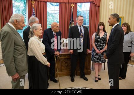 Präsident Barack Obama spricht mit dem Abgeordneten John Dingell, D-mir., zusammen mit Mitgliedern seiner Familie, im Oval Office, 13. Juni 2013. Rep. Dingell ist das dienstälteste Mitglied in der Geschichte des Kongresses der Vereinigten Staaten. Stockfoto