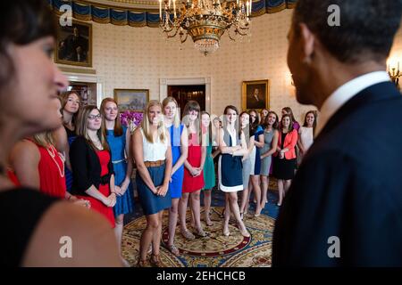 Präsident Barack Obama spricht mit Mitgliedern der Division III Women Basketball Champion DePauw Universität Tiger im Blue Room des weißen Hauses, 14. Juni 2013. Stockfoto