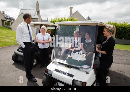 Präsident Barack Obama spricht mit Zimmermädchen außerhalb einer Lodge im Lough Erne Resort während des G8-Gipfels in Enniskillen, Nordirland, 17. Juni 2013. Stockfoto