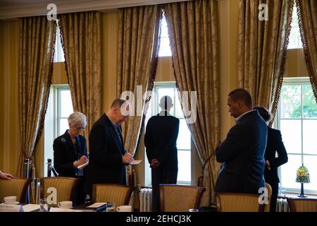 Präsident Barack Obama wartet mit Beratern auf ein bilaterales Treffen während des Gipfeltreffens G8 im Lough Erne Resort in Enniskillen, Nordirland, am 18. Juni 2013. Von links sind zu sehen: Wendy Sherman, Unterstaatssekretär für politische Angelegenheiten; Tom Donilon, Berater für nationale Sicherheit; Präsident Obama; Rob Nabors, stellvertretender Stabschef für Politik; und Caroline Atkinson, Sonderassistentin des Präsidenten für internationale Wirtschaftsangelegenheiten. Stockfoto