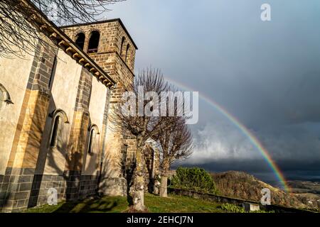 Montaigut-le-Blanc, Frankreich. Februar 2021, 10th. Regenbogen über der Stadt Montaigut-le-Blanc im Departement Puy-de-Dôme, in der Auvergne-Rhône-Alpes. Stockfoto