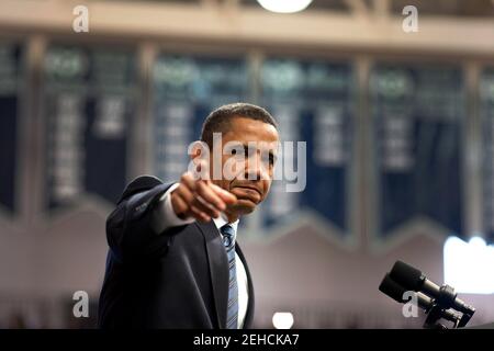 Präsident Barack Obama verweist auf ein Mitglied des Publikums bei einem Rathaustreffen in Albuquerque, New Mexico, am 14. Mai 2009. Stockfoto