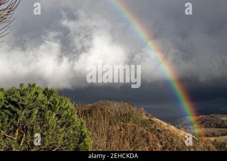 Montaigut-le-Blanc, Frankreich. Februar 2021, 10th. Regenbogen über der Stadt Montaigut-le-Blanc im Departement Puy-de-Dôme, in der Auvergne-Rhône-Alpes. Stockfoto