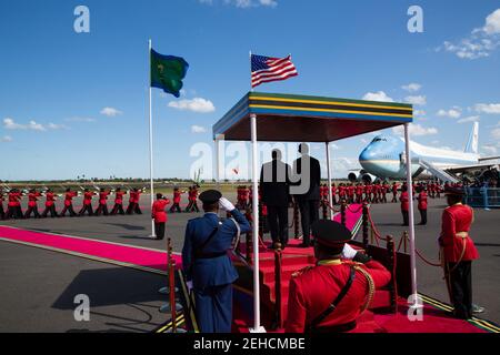 Präsident Barack Obama und Präsident Jakaya Kikwete aus Tansania beobachten bei einer offiziellen Ankunftszeremonie am Julius Nyerere International Airport in dar es Salaam, Tansania, am 1. Juli 2013, wie ein Ehrengarde vorbeikommt. Stockfoto