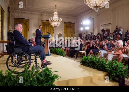 Präsident Barack Obama, zusammen mit dem ehemaligen Präsidenten George H. W. Bush, hält Bemerkungen, bevor sie den Daily Point of Light Award 5.000th an die Mitbegründer von Outreach Inc., Floyd Hammer und Kathy Hamilton, im East Room des Weißen Hauses, 15. Juli 2013, überreichen. Stockfoto