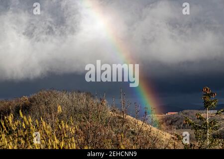 Montaigut-le-Blanc, Frankreich. Februar 2021, 10th. Regenbogen über der Stadt Montaigut-le-Blanc im Departement Puy-de-Dôme, in der Auvergne-Rhône-Alpes. Stockfoto