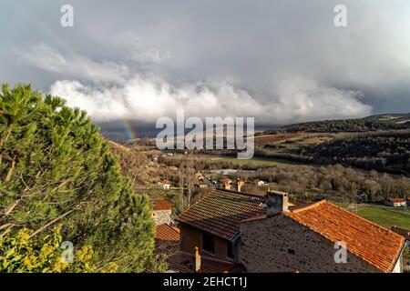 Montaigut-le-Blanc, Frankreich. Februar 2021, 10th. Regenbogen über der Stadt Montaigut-le-Blanc im Departement Puy-de-Dôme, in der Auvergne-Rhône-Alpes. Stockfoto