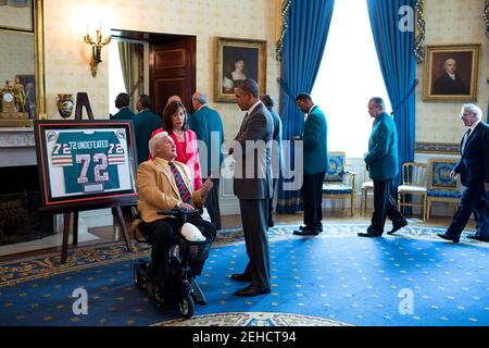 Präsident Barack Obama spricht mit dem ehemaligen Miami Dolphins Trainer Don Shula im Blue Room vor einer Zeremonie zu Ehren des Super Bowl Champions Miami Dolphins 1972 im Weißen Haus am 20. August 2013. Stockfoto