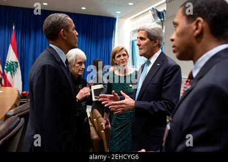 Präsident Barack Obama trifft sich mit Beratern, um sich auf ein bilaterales Treffen mit dem libanesischen Präsidenten Michel Sleiman bei den Vereinten Nationen in New York, New York, 24. September 2013 vorzubereiten. Mit dem Präsidenten von links stehen: Wendy Sherman, Unterstaatssekretär für politische Angelegenheiten; AMB. Samantha Power, Ständiger Vertreter der USA bei den Vereinten Nationen, Außenminister John Kerry und Rob Nabors, stellvertretender Stabschef für Politik. Stockfoto