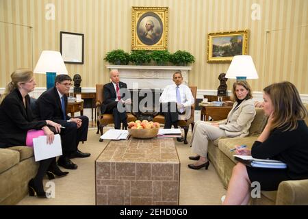 Präsident Barack Obama und Vizepräsident Joe Biden hören zu, wie sie über die Stilllegung der Bundesregierung und die bevorstehende Schuldenobergrenze Frist aktualisiert werden, im Oval Office, 1. Oktober 2013. Von links Kathryn Ruemmler, Counsel des Präsidenten, Finanzminister Jack Lew, Sylvia Mathews Burwell, Direktorin von OMB, und Alyssa Mastromonaco, stellvertretende Stabschefs. Stockfoto