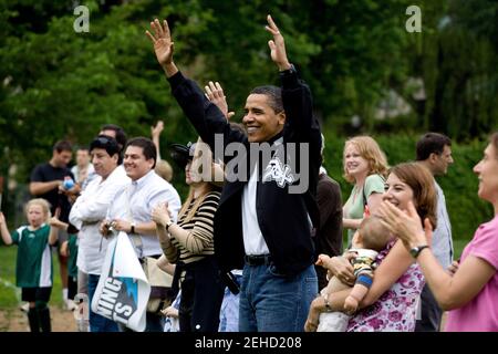 Präsident Barack Obama jubelt für die Fußballmannschaft seiner Tochter Sasha in einem Park in Georgetown in Washington, 16. Mai 2009. Stockfoto