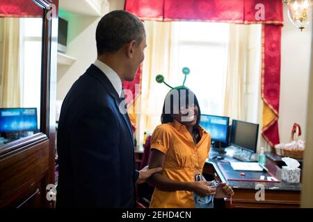 Präsident Barack Obama spricht mit Angela Tennison im Usher's Office of the White House, 31. Oktober 2013. Stockfoto