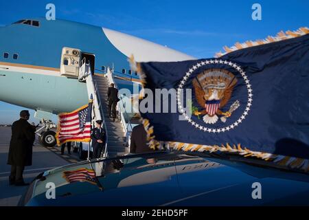 Präsident Barack Obama nimmt die Air Force One am Cleveland-Hopkins International Airport an den Start, um von Cleveland, Ohio, auf dem Weg nach Philadelphia, Pennsylvania, am 14. November 2013 abzureisen. Stockfoto