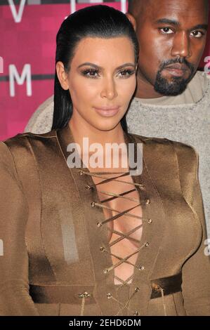 Kayne West, Kim Kardashian kommt bei den MTV Video Music Awards 2015 an, die am 30. August 2015 im Microsoft Theater in Los Angeles, CA, abgehalten werden. Foto von: Sthanlee B. Mirador *** Bitte nutzen Sie die Gutschrift aus dem Credit Field *** Quelle: SIPA USA/Alamy Live News Stockfoto