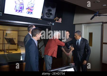 Präsident Barack Obama begrüßt Steve Martin während einer Tour durch den Glendale Campus des Filmstudios DreamWorks Animation SKG in Glendale, Kalifornien, 26. November 2013. Stockfoto