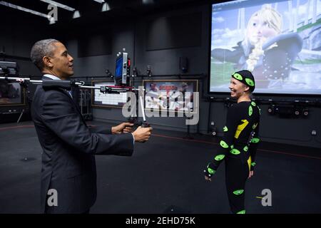 Präsident Barack Obama sieht eine Motion-Capture-Demonstration während einer Tour durch den Glendale Campus des Filmstudios DreamWorks Animation SKG in Glendale, Kalifornien, 26. November 2013. Stockfoto