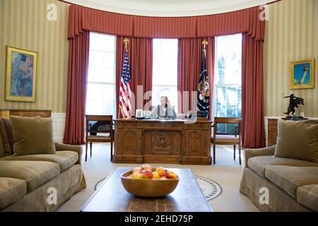 Präsident Barack Obama macht Thanksgiving Day Telefonanrufe an US-Truppen aus dem Oval Office, 28. November 2013. Stockfoto