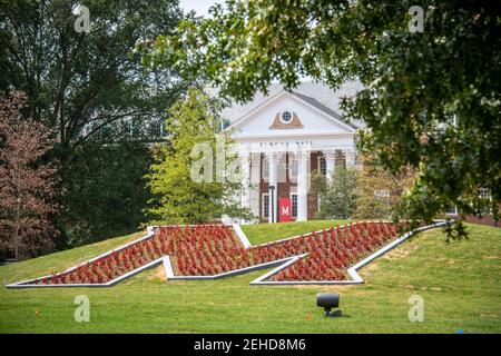 Neu gepflanzte Circle 'M' vor der Symons Hall at University of Maryland College Park Campus Stockfoto