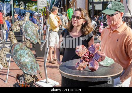 Ft. Fort Lauderdale Florida, Las Olas Art Festival, Paar Mann Frau Frau schauen bewundernde Kunstwerke Skulpturen Display Verkauf, Stockfoto