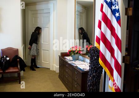 Natalie Jones, kommissarischer Protokollchef des US-Außenministeriums, blickt während eines bilateralen Treffens zwischen Präsident Barack Obama und dem französischen Präsidenten François Hollande am 11. Februar 2014 durch einen Blick in das Oval Office. Stockfoto