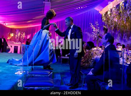 11. Februar 2014 "immer der Herr, der Präsident hilft der First Lady von der Bühne, nachdem sie dankte den Köchen des Weißen Hauses während des Staats-Dinner für Präsident François Hollande von Frankreich auf dem South Lawn des Weißen Hauses." Stockfoto