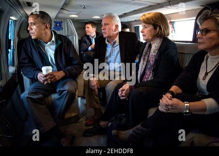Präsident Barack Obama sieht die Dürrebedingungen in Kalifornien und fliegt an Bord von Marine One von Fresno nach Firebaugh, begleitet von dem Rep. Jim Costa und den Senatoren Dianne Feinstein und Barbara Boxer, 14. Februar 2014. Stockfoto