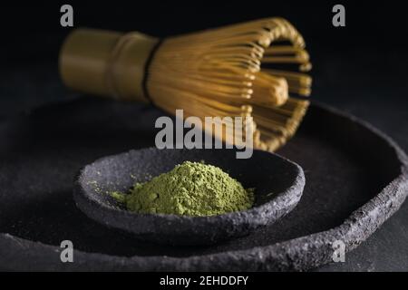 Getrocknete Teeblätter in Haufen auf Teller mit Chasen für Teezeremonie Stockfoto