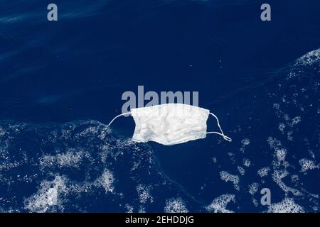 Ausrangierte chirurgische Gesichtsmaske schwimmt im Meer während der 2020-2021 covid-19 Pandemie hat sich zu Meeresschutt, Kohala, Hawaii, USA ( Pazifik ) Stockfoto