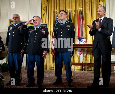 18. März 2014 "der Präsident applaudiert Ehrenmedaille Preisträger, von links, Stabsfeldwebel Melvin Morris, Sergeant First Class Jose Rodela, und Spezialist vier Santiago J. Erevia, während der Medal of Honor Zeremonie im East Room des Weißen Hauses. Der Präsident verlieh diesen drei Veteranen der Armee plus 21others posthum die Ehrenmedaille für auffällige Galanterie. Diese Veteranen erhielten die Ehrenmedaille in Anerkennung ihrer Tapferkeit während der großen Kampfhandlungen im Zweiten Weltkrieg, dem Koreakrieg und dem Vietnamkrieg. Jeder der Tapferkeit dieser Soldaten wurde zuvor mit dem Awar erkannt Stockfoto