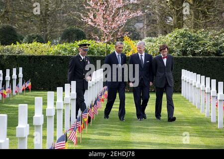 Präsident Barack Obama besucht Flanders Field American Cemetery and Memorial, einen Friedhof des Ersten Weltkriegs in Waregem, Belgien, mit dem belgischen König Philippe und Premierminister Elio Di Rupo, rechts, 26. März 2014. Stockfoto