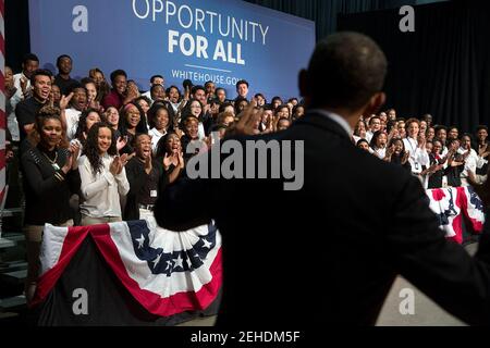 Präsident Barack Obama winkt den Studenten zu, als er auf die Bühne geht, um am Bladensburg High School in Bladensburg, MD., 7. April 2014, eine Rede zu halten. Stockfoto