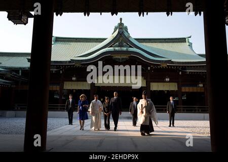 Präsident Barack Obama und Caroline Kennedy, US-Botschafterin in Japan, besuchen am 24. April 2014 gemeinsam mit dem Hauptpriester Seitaro Nakajima den Meiji-Schrein in Tokio, Japan. Stockfoto