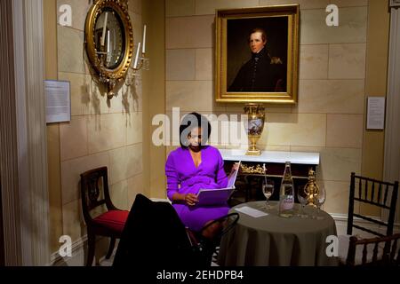 First Lady Michelle Obama blickt auf ihre Rede, bevor sie am 18. Mai 2009 im Metropolitan Museum of Art in New York City spricht. Stockfoto