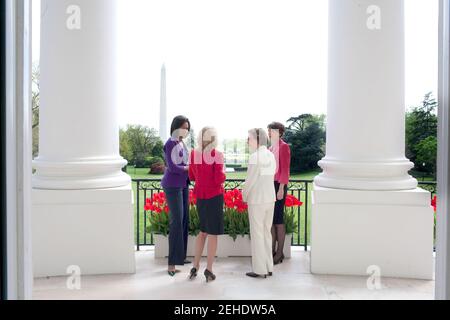 First Lady Michelle Obama beherbergt die ehemalige First Lady Rosalynn Carter, Dr. Jill Biden und Maria Eitel, neue CEO der Corporation for National and Community Service, im Weißen Haus am 21. April 2009. Stockfoto