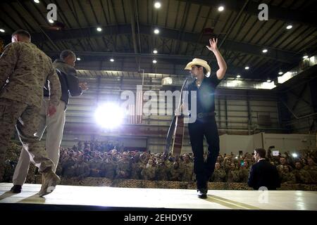 Country-Sänger Brad Paisley verlässt die Bühne, als Präsident Barack Obama und General Joseph F. Dunford, Jr, Kommandant der International Security Assistance Force und United States Forces-Afghanistan, während einer Kundgebung am Bagram Airfield, Afghanistan, Sonntag, 25. Mai 2014, die US-Truppen ansprechen. Stockfoto