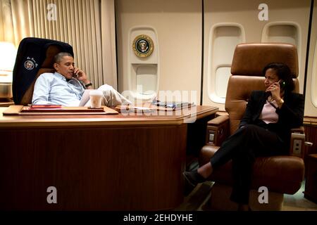 Präsident Barack Obama an Bord der Air Force One telefoniert mit dem afghanischen Präsidenten Hamid Karzai, der nicht von Kabul aus zu einem Treffen mit Präsident Obama auf dem Bagram Airfield, Afghanistan, am Sonntag, den 25. Mai 2014, reisen konnte. Die nationale Sicherheitsberaterin Susan E. Rice sitzt auf der rechten Seite. Stockfoto