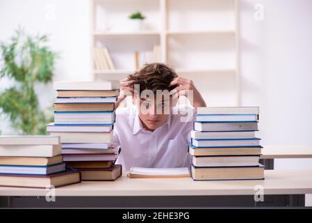 Schuljunge Vorbereitung für die Prüfung im Klassenzimmer Stockfoto