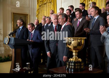 Vizepräsident Joe Biden legt seinen Arm um House Speaker John Boehner, R-Ohio, während PGA Tour Kommissar Tim Finchem Präsident Barack Obama während einer Veranstaltung für die 2013 President's Cup Championship Teams im East Room des Weißen Hauses, 24. Juni 2014 vorstellt. Stockfoto