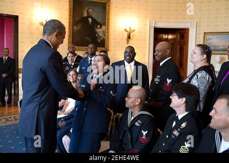 Präsident Barack Obama begrüßt Airman First Class Karen Mae Manalo mit anderen Bürgerschaftskandidaten im Blauen Raum vor einer Einbürgerungszeremonie für aktive Militärs, Angehörige des Militärs, Reservisten und Veteranen im Weißen Haus am 4. Juli 2014. Stockfoto