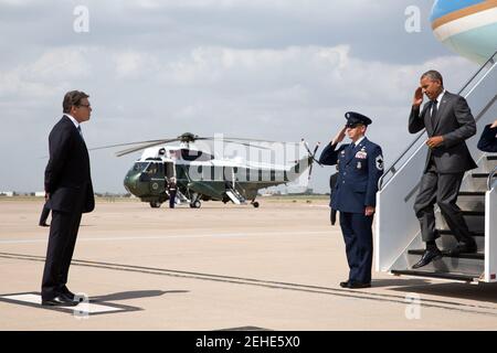 9. Juli 2014 'der Präsident begrüßt ein Mitglied der Luftwaffe, als er die Luftwaffe Eins aussteigt, um Texas Gov zu begrüßen. Rick Perry bei der Ankunft am Dallas/Fort Worth International Airport. Der Präsident und die Gov. Perry diskutierte später die Einwanderung an Bord von Marine One auf dem Weg zu einem Treffen mit anderen Beamten." Stockfoto