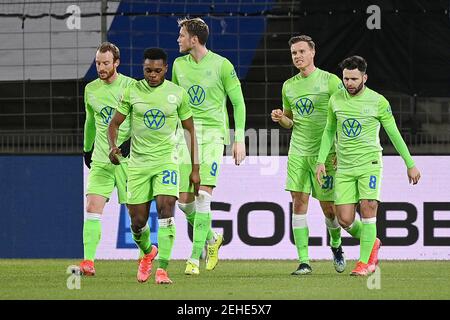 Bielefeld, Deutschland. Februar 2021, 19th. Renato Steffen (1st, R) aus Wolfsburg feiert Torreigen mit seinen Teamkollegen bei einem Bundesliga-Fußballspiel zwischen DSC Arminia Bielefeld und VfL Wolfsburg in Bielefeld, Deutschland, 19. Februar 2021. NUR FÜR REDAKTIONELLE ZWECKE. DEUTSCHLAND AUS. Quelle: Ulrich Hufnagel/Xinhua/Alamy Live News Stockfoto
